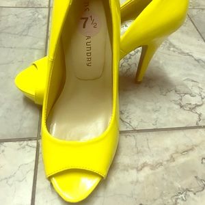 Chinese Laundry 7.5 heels worn once brand new